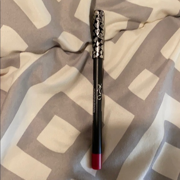 Kylie Cosmetics- Matte Liquid Lipstick - Picture 3 of 3